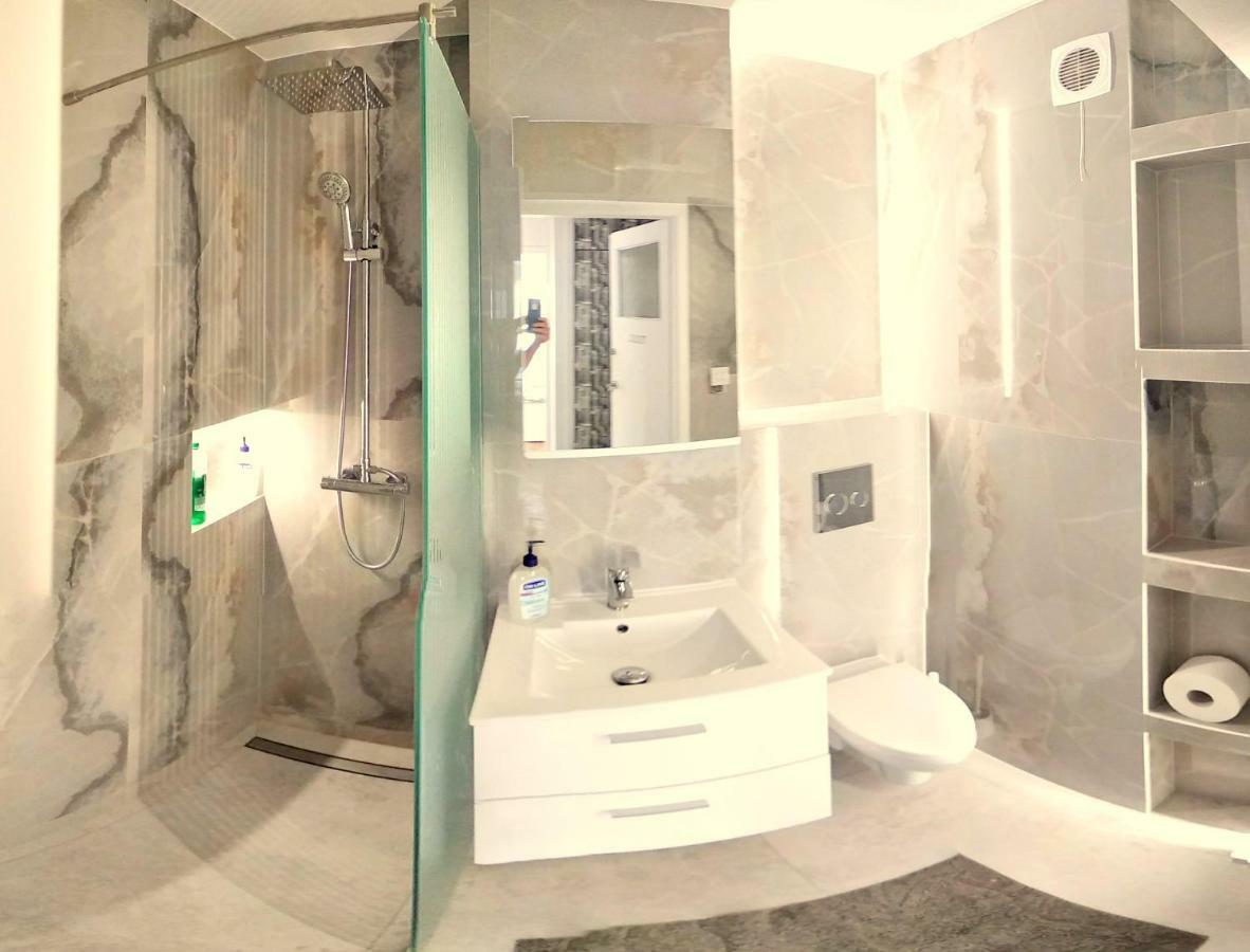 Studio Zelazna Rooms Near Old Town Warsaw Luaran gambar